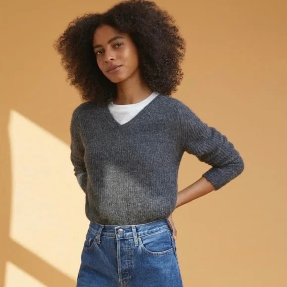 EVERLANE – The Alpaca Blend V-Neck Sweater in dark charcoal